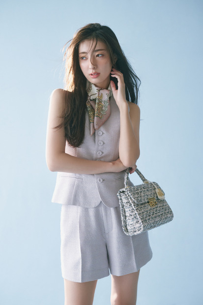 宮本茉由が着こなす、「2025 SUMMER　COLLECTION」