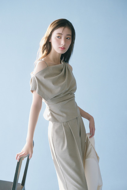 宮本茉由が着こなす、「2025 SUMMER　COLLECTION」