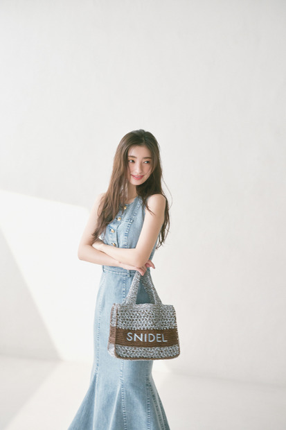 宮本茉由が着こなす、「2025 SUMMER　COLLECTION」
