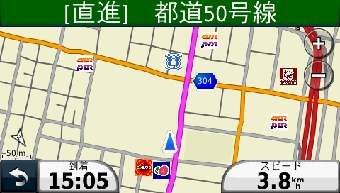 徒歩モードでのルートガイド画面。この道路は片側2車線で、道幅は20メートル前後と思われる。画面の目盛の半分くらいの道幅があるとすると、矢印は道をはずれているようだが、実際には歩道の左端を歩いていると、このような表示になる