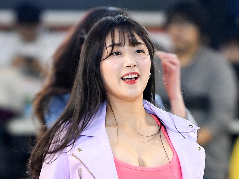 韓国チアガール、思わず目が行くピンク色キャミ姿に反響多数！完璧スタイルに「胸キュン美女」「魅力的」の声【PHOTO】
