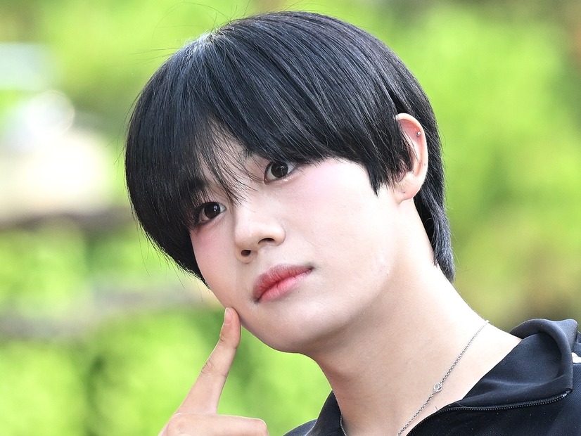 “Jリーグのエムバペ”と紹介された日本人K-POPアイドル、安貞桓らの前でクロスバー当てにチャレンジ…その結果は？