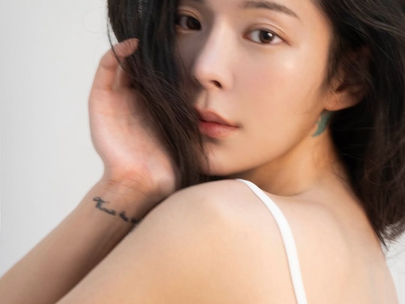“ブラレス・素肌コート”で話題の韓国女性歌手、7kg減でアップデート！「注意報発令」の声も