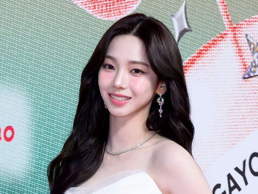 aespa・カリナ、ロングヘアで再降臨！“胸元あらわ”なシルクドレス姿にファン悶絶「破壊力が…」【PHOTO】