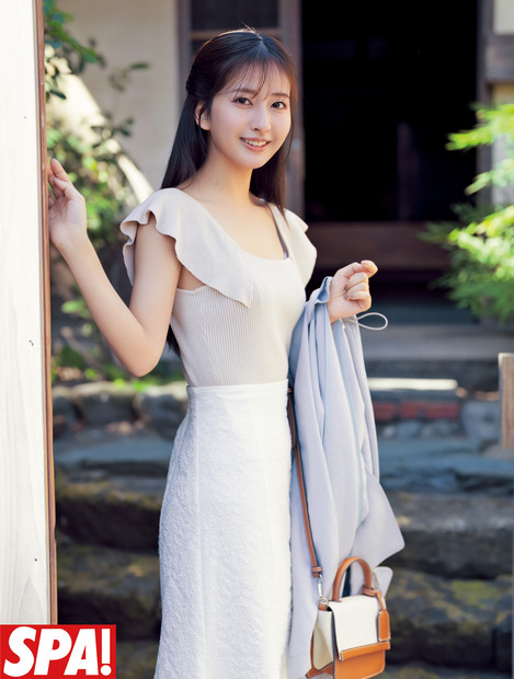 斉藤里奈（撮影／唐木貴央、ヘアメイク／新井祐美子、スタイリング／八杉直美）