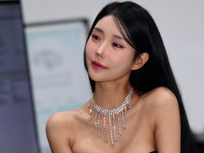 韓国の美しすぎる“ロードガール”が妖艶なキャットウーマンに変身!? モビリティショーで見せた美貌に釘付け【PHOTO】