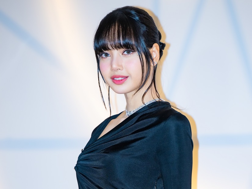 “大胆衣装”と圧巻パフォーマンスで話題！BLACKPINK・リサ、「コーチェラ」オフSHOT公開【PHOTO】