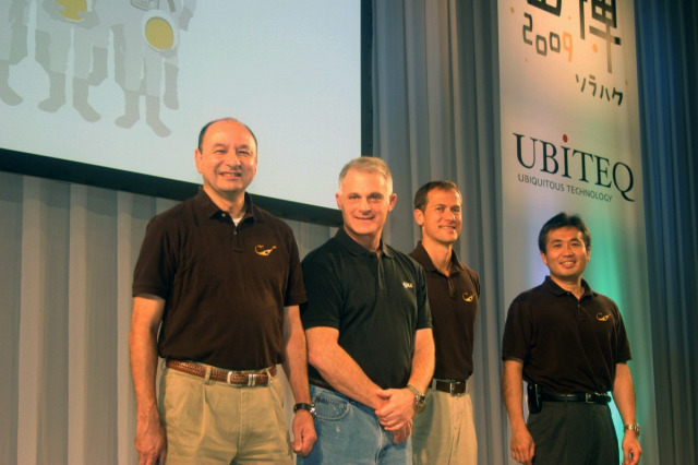 報告会の参加メンバー：左からSTS-127 ディスカバリー号の船長マーク・ポランスキー氏、EVA（船外活動）担当のミッションスペシャリストリスト デビッド・ウルフ氏、同トーマス・マーシュバーム氏、JAXA宇宙飛行士 ISS長期滞在クルー 若田光一氏