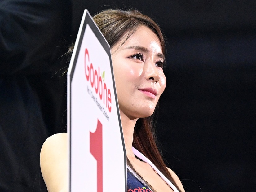 韓国の美しき長身ロードガール、あみあみスイムウェア姿のダブルピースで視線強奪「可愛くて魅力的！」【PHOTO】