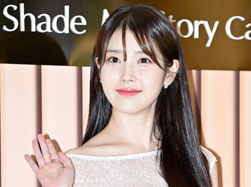 「パク・ボゴムのような愛がないと結婚は…」イ・ジョンソクと公開恋愛中のIUが明かした“持論”