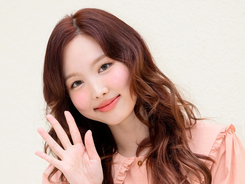 布が少ない…？TWICE・ナヨン、“ほぼ見えてる”春コーデで登場！【独自写真】