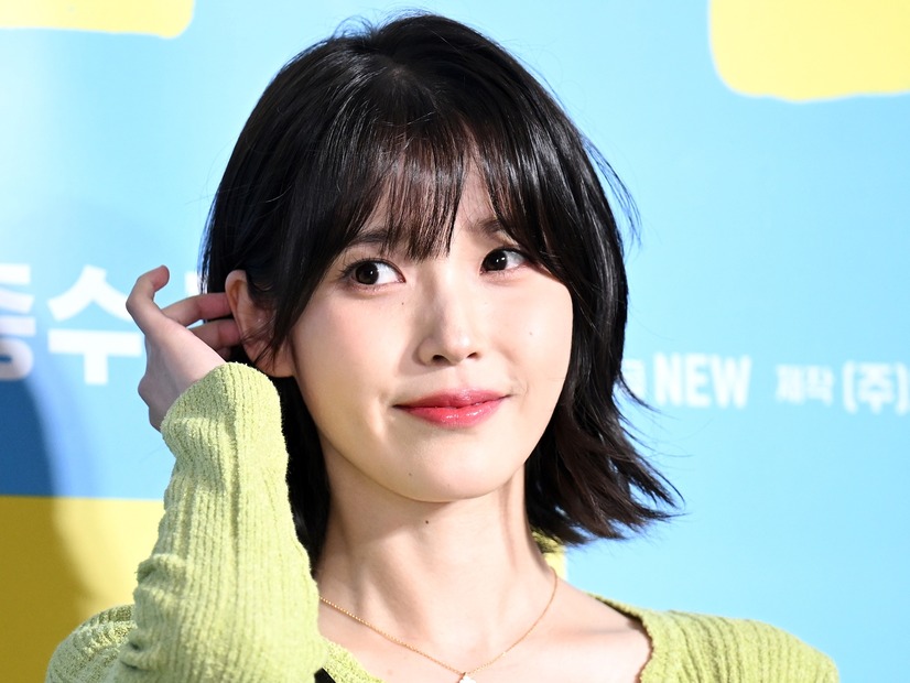 「小顔すぎ！」IU、果実のような爽やかスマイルにファン悶絶【PHOTO】