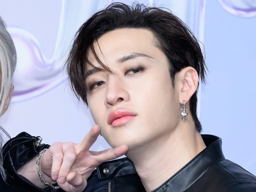 「ファンの需要わかってる」Stray Kids・バンチャン、筋肉質の肩を露わにしてミラノの街を探検【PHOTO】