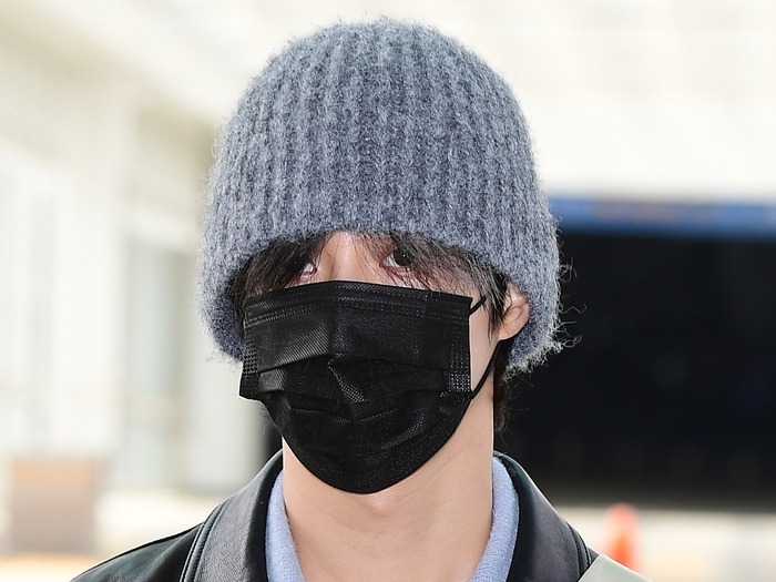 “熱愛否定”のSHINee・テミンが日本に向けて出国　マルジェラのパンツがポイントの空港ファッション