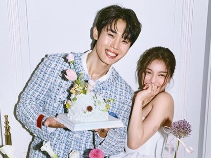 本日結婚!!『愛の不時着』歌手と『脱出おひとり島』出演実業家、ハネムーンはモルティブへ