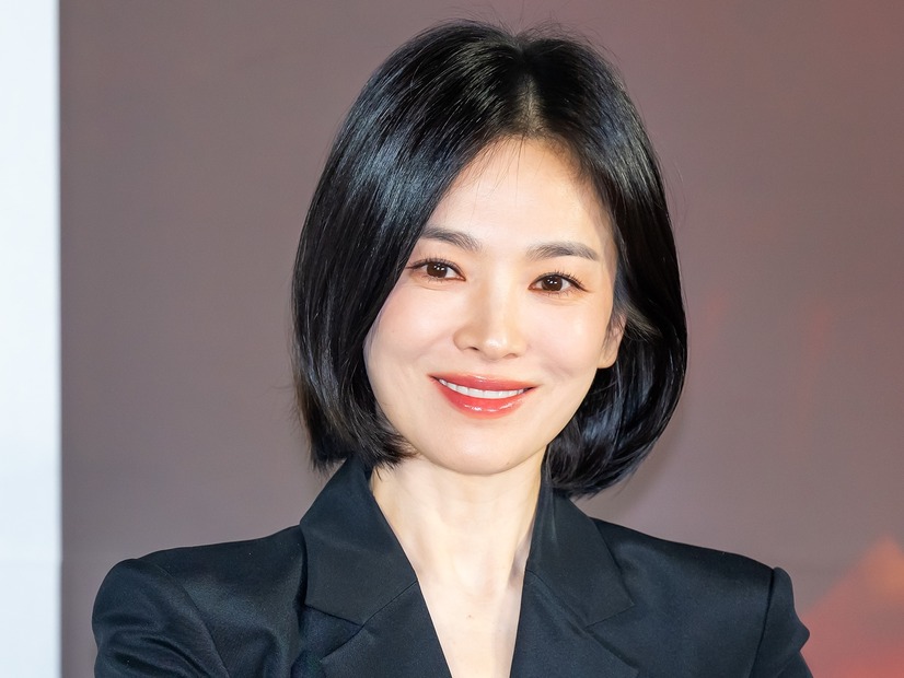 肩出し大胆ドレスを公開の女優ソン・ヘギョ、際立つ圧巻美貌にウットリ【PHOTO】