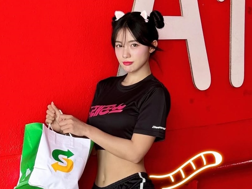 Tシャツがピッチリすぎ…人気韓国チア、溢れんばかりの美スタイルでファンを圧倒「超可愛い！」【PHOTO】