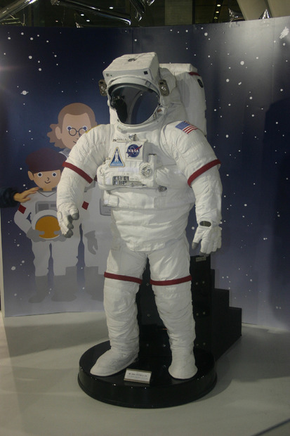 NASAモデルの宇宙服で顔出しができる