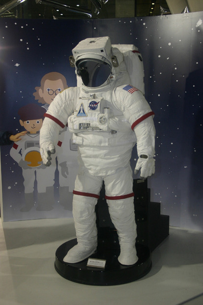 NASAモデルの宇宙服で顔出しができる