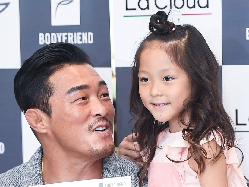 秋山成勲の娘チュ・サラン（13）、雑誌撮影中に号泣…父も目を潤ませたその理由とは？