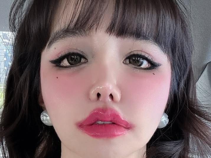 また顔が違う!?「フィルター使ってません」宣言のパク・ボム、衝撃のお出かけショットに注目！