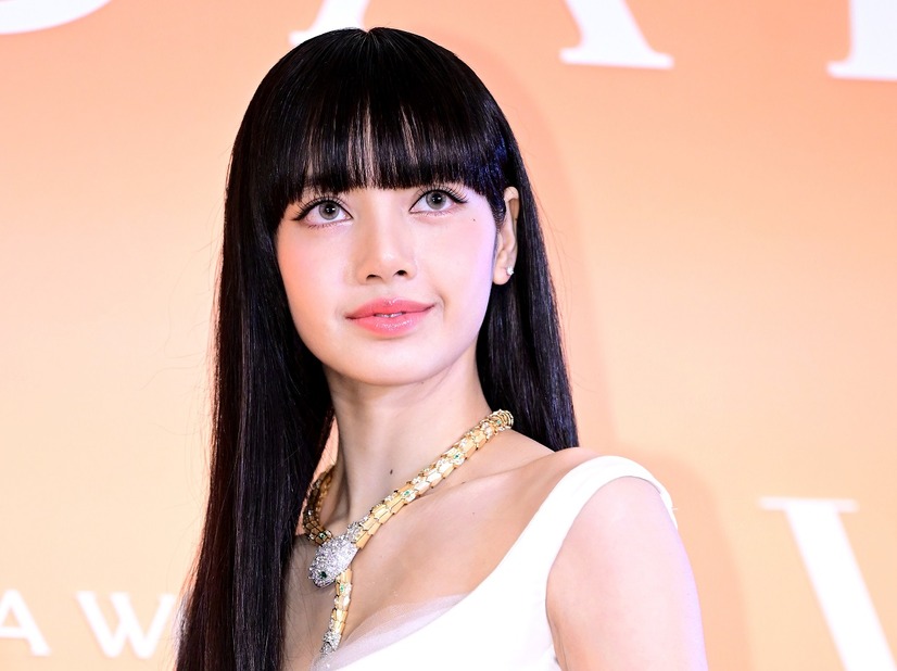 BLACKPINK・リサ、“完璧スタイル”際立つレッドボディスーツ姿も披露！「コーチェラ」2週連続で圧巻ステージ