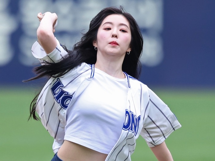 選手が思わず“指ハート”する美貌！韓国人気アイドル「Red Velvet」アイリーンの始球式に野球ファン熱狂