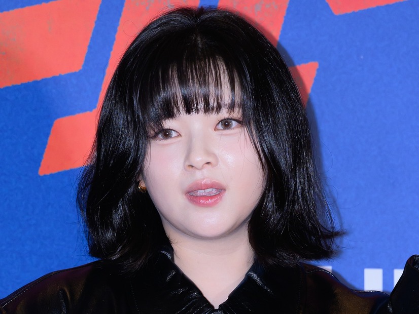 “火照った顔”で舌ペロも…TWICEジョンヨンがどアップ自撮り大放出、二度見必至のビジュアルに反響【PHOTO】