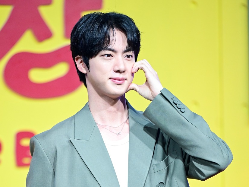 BTS・JIN、甘いマスクに派手なフェザーコート！色気漂う新ALコンセプト写真公開