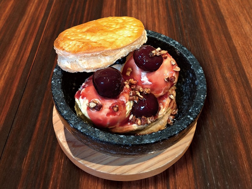 ダークチェリーパイ ストーンアイス　780円（税込）