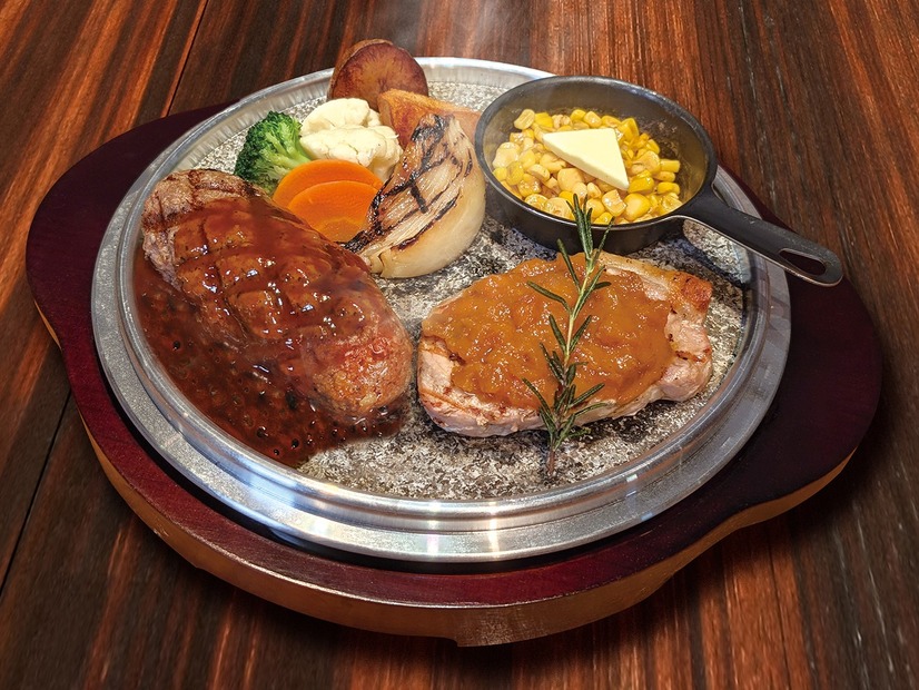 バーボンBBQハンバーグ＆グリルドポーク アップルジンジャーソース 石焼きハンバーグ 　2,480円（税込）／粗びきハンブルグ 2,880円（税込）