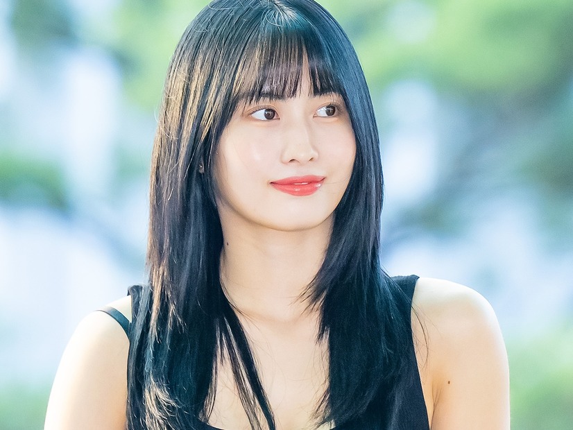 直視できない…TWICEモモ、両足クロスのお座りSHOTを超至近距離で公開【PHOTO】