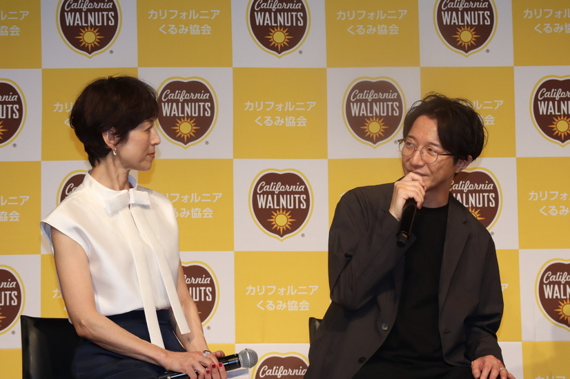 （左から）鈴木保奈美、有井宏太郎氏【撮影／ババショウタ】