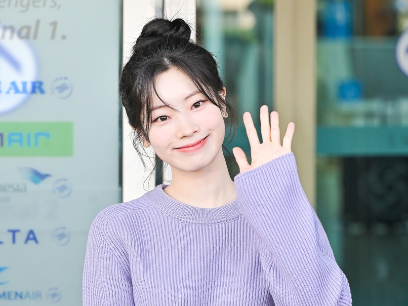 TWICE・ダヒョン、春色ピンクコーデが似合いすぎ！爽やか笑顔に胸キュン【PHOTO】