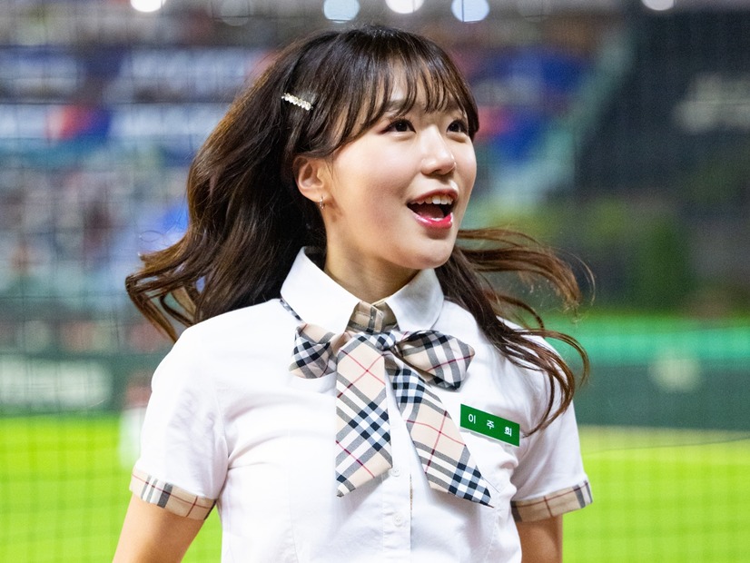 ”穴あき衣装”で愛らしい魅力発散！韓国と台湾を股に掛ける人気チアガール イ・ジュヒさん31歳