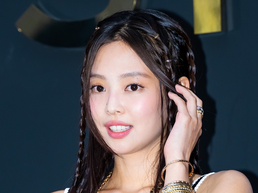 “限界ギリギリ”衣装が話題のBLACKPINK・ジェニー、ファッショニスタぶり発揮のオフショット公開