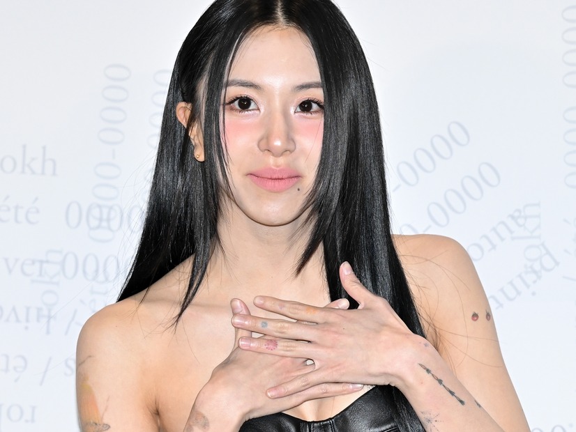 腕のタトゥーもチラ見せ…26歳になったTWICEチェヨン、誕生日ケーキを前に満面の“舌ペロ笑顔”！【PHOTO】