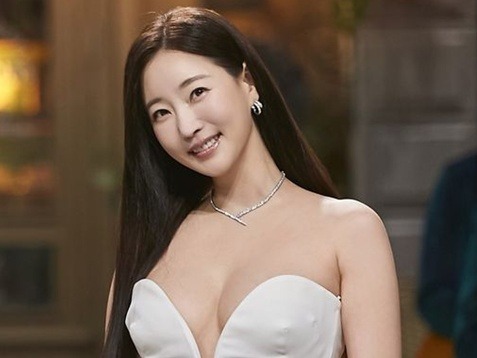 胸元が大胆ドレスで久々に姿を見せたミス・コリア出身女優に絶賛の声「47歳とは思えない!!」