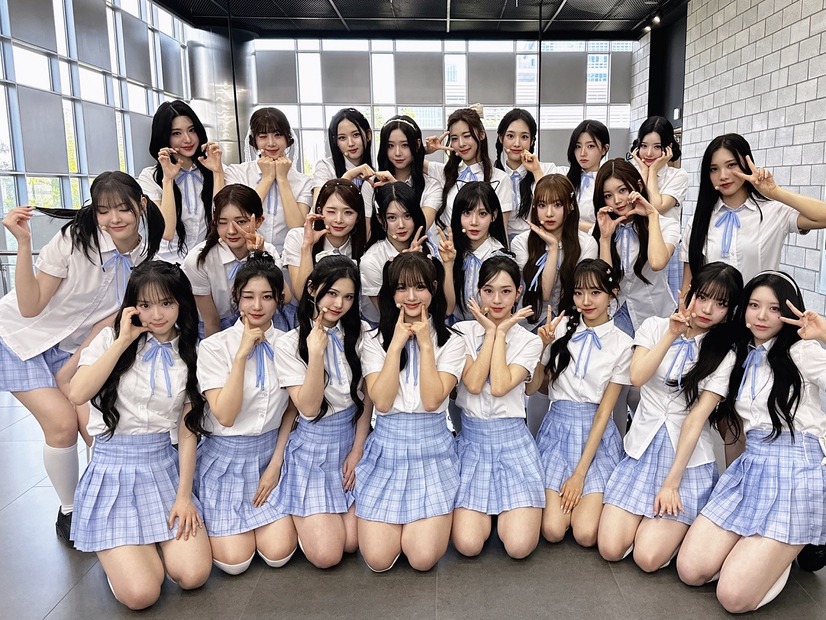 多すぎる…K-POPガールズグループ最多「24人組」のtripleS、完全体のコンセプトカットを公開