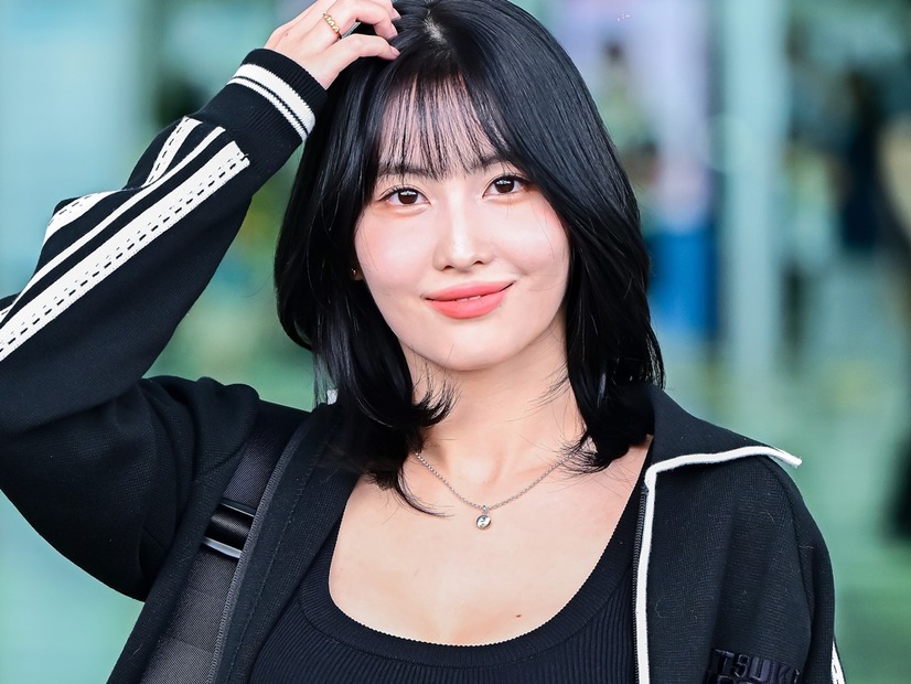 美ワキ＆美肩全開…TWICEモモ、悩殺確定“小悪魔ウィンク”にファン悶絶「大優勝ですね」【PHOTO】