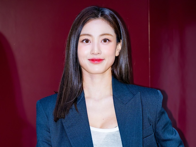 えっ、ジヒョが明治神宮前駅のホームに!? TWICEリーダーの“東京観光SHOT”に視線釘付け【PHOTO】