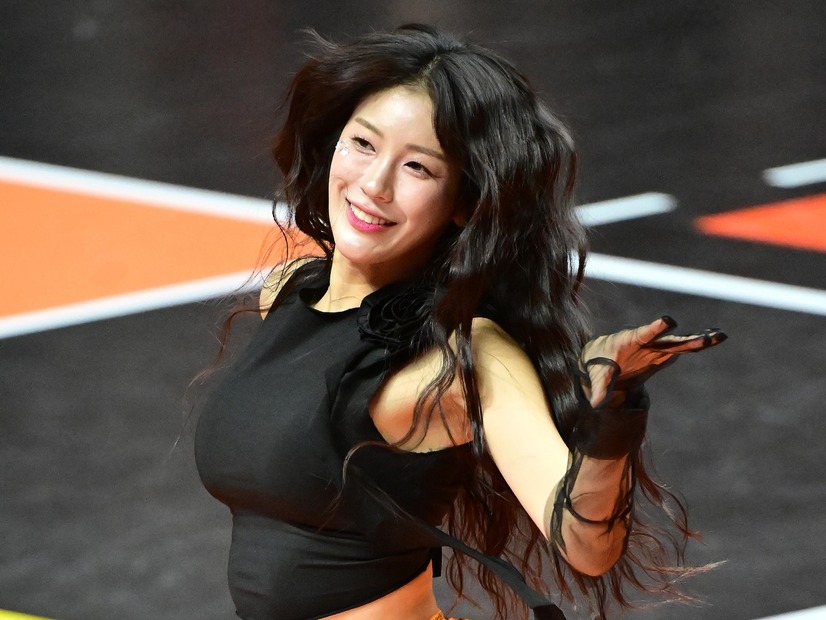 韓国プロ野球チア、スイムウェアからこぼれ落ちそうな“ハンパないボリューム”…圧巻美貌に驚きの声「アメイジング！」【PHOTO】
