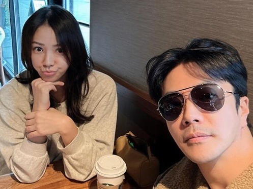 俳優クォン・サンウと美人奥様のラブラブ接近ぶりが話題「素敵すぎる」