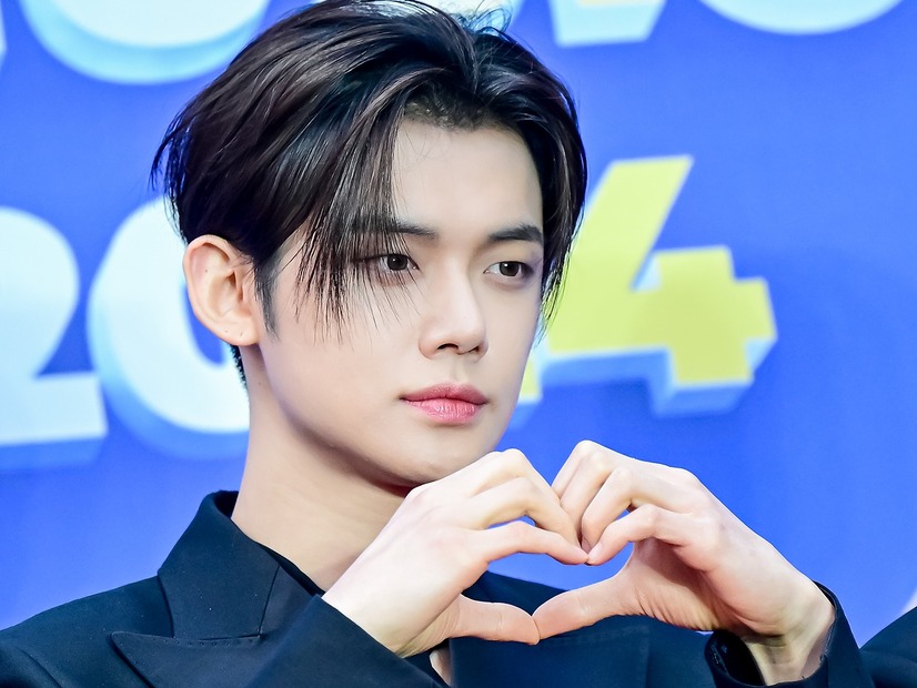 TXT・ヨンジュン、幼児と父子のような愛らしさたっぷりの2SHOT「職場で歯茎むき出しスマイル」【PHOTO】