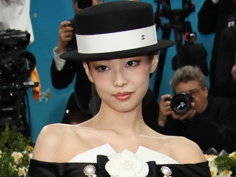 BLACKPINK・ジェニー、製作時間“330時間”の衣装でMet Galaに登場！「人間シャネル」の美しさを発揮