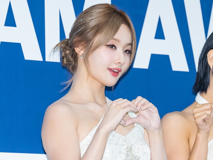 KISS OF LIFE・ベル、美肩＆ウエスト際立つ曲線美…“女神級”セルフィーに悶絶【PHOTO】