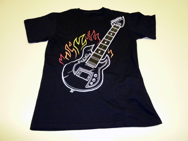 シンクギーク社の「Electronic Rock Guitar Shirt」。本当に音が出る！