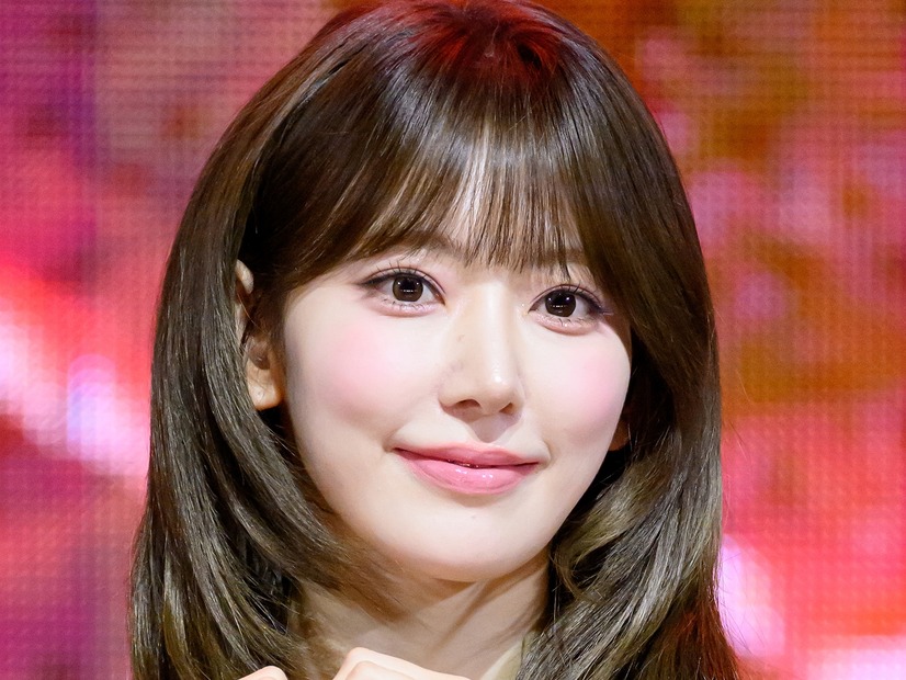 LE SSERAFIM・宮脇咲良、“胸元パックリ”キャミ姿で抜群スタイル披露！「レベチ」【PHOTO】