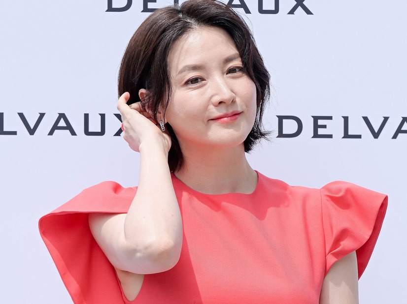 夫と毎日キスすると明かした女優イ・ヨンエ、32年ぶりに演劇出演中「来るたびに新しい姿をお見せする」