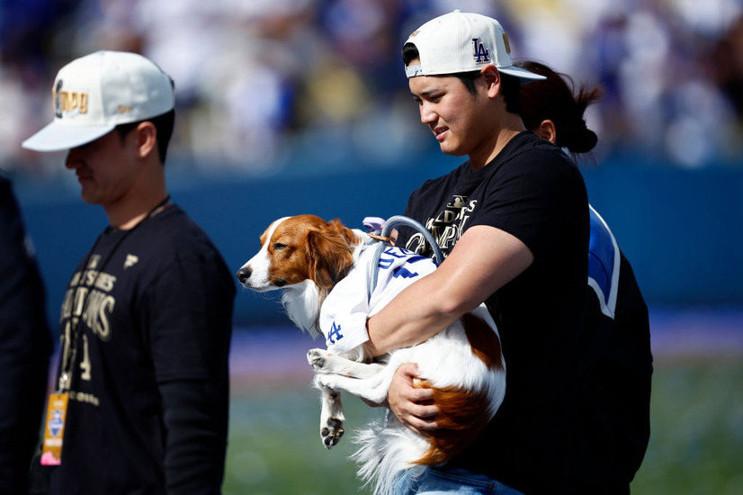 大谷翔平選手と愛犬・デコピン（Photo by Ronald Martinez/Getty Images）